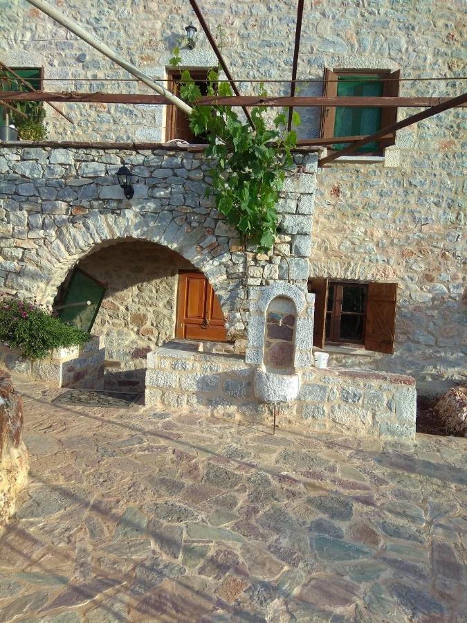 γαλήνη στα πιο άγρια τοπία της μάνης *